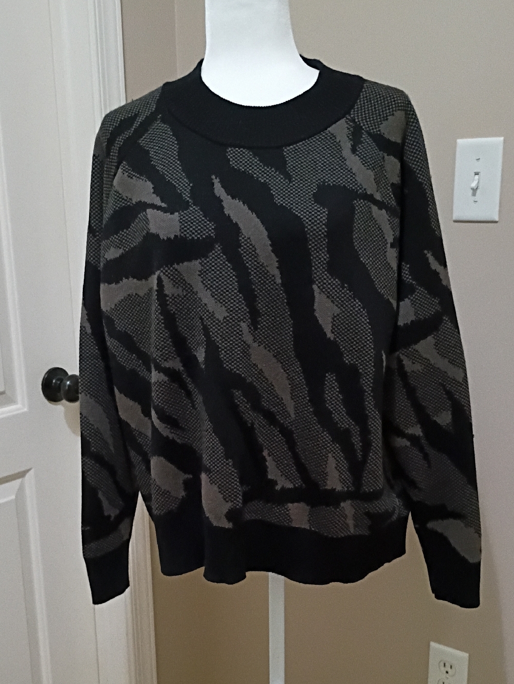 Athleta Jacquard Camo Crew Neck Sweater Size Large
